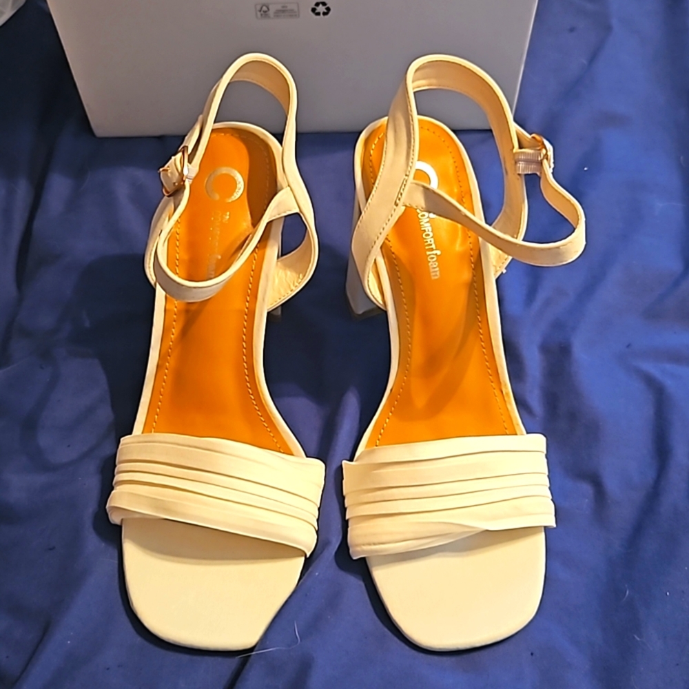 Journee collection true comfort white platform heel